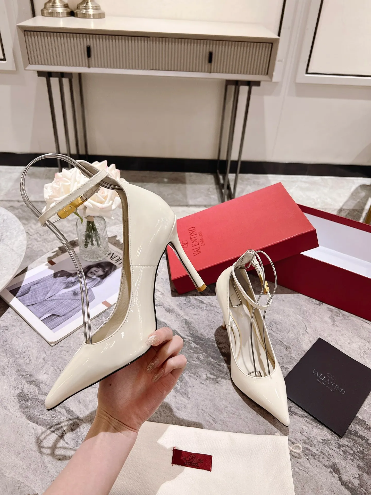 👟👟Ex-factory price 440👟👟 Genuine leather sole +40 Top version 𝑉𝐴𝐿𝐸𝑁𝑇𝐼𝑁𝑂 Valentino new spring and summer women's 6⃣️color patent leather shoes. Unique (small V-label buckle) hardware brings out a full sense of high-end, and the new season will live up to expectations! Worth buying ★ Qipi is absolutely high-grade ❥Original method, absolutely sensual ❥Elegant style, creating a different feeling, simple and elegant style!  Code number: 35-41 (34-42 customized) Fabric: Imported patent leather Lining: Sheepskin lining Heel height: 7cm-10cm2⃣️Various heel height options Leather outsole Rubber outsole
